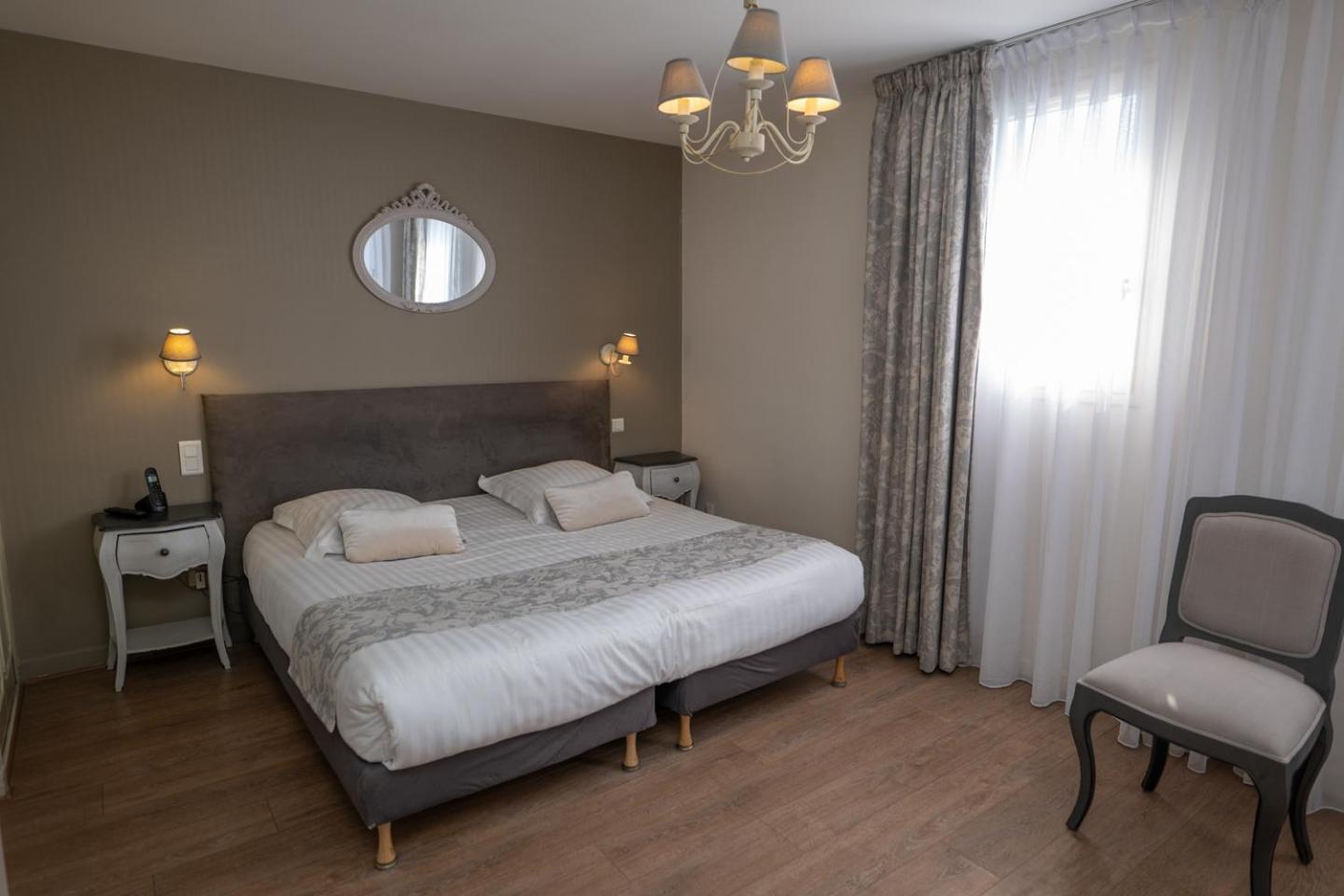 Logis Hotel La Croix Du Sud Le Tour-du-Parc Екстериор снимка