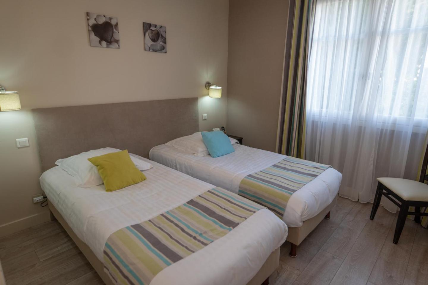 Logis Hotel La Croix Du Sud Le Tour-du-Parc Екстериор снимка