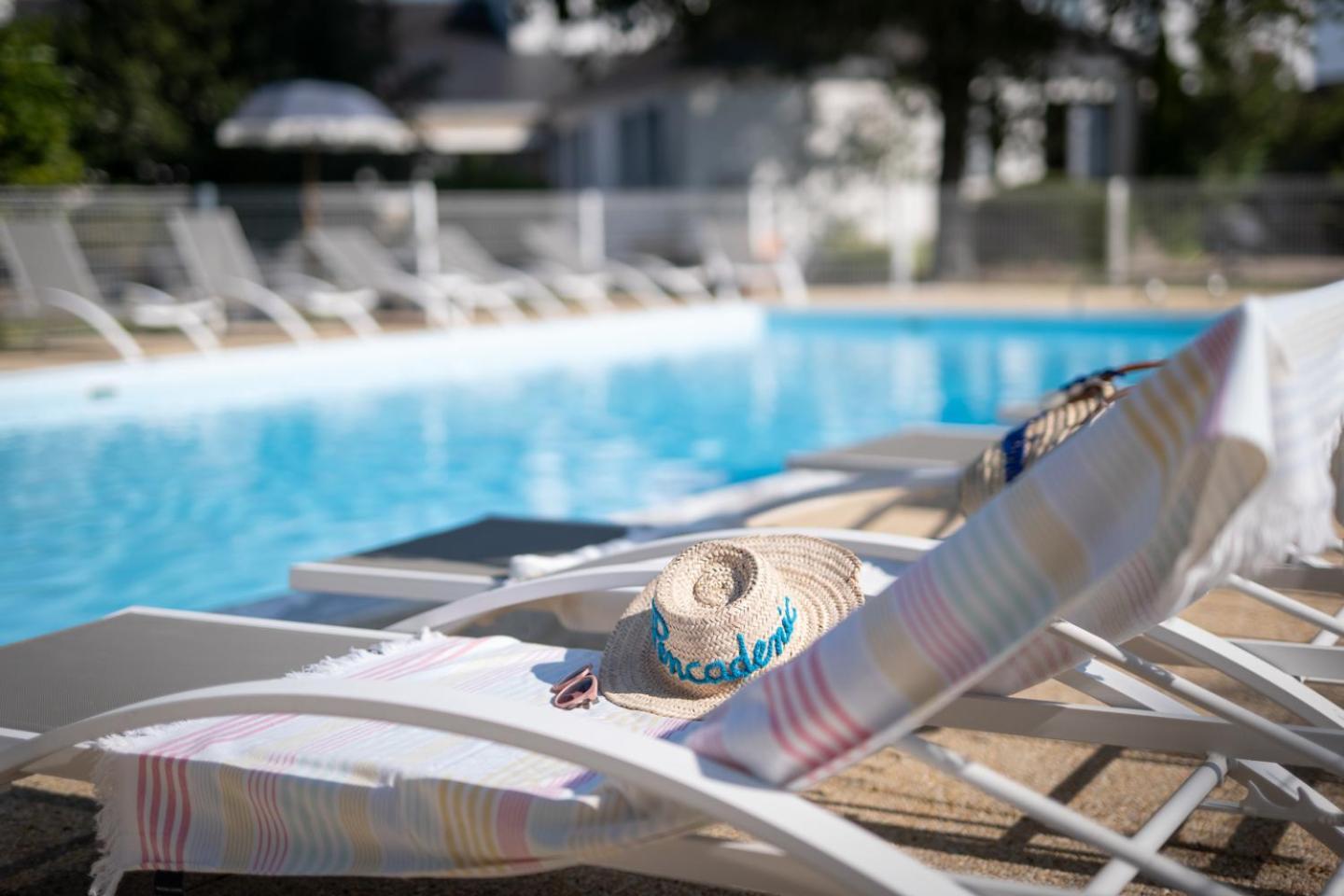 Logis Hotel La Croix Du Sud Le Tour-du-Parc Екстериор снимка