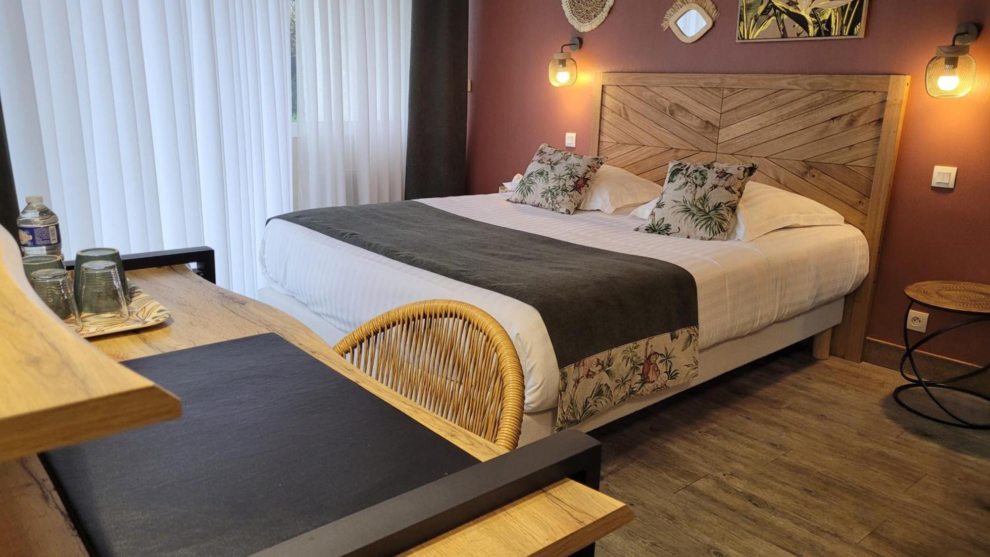 Logis Hotel La Croix Du Sud Le Tour-du-Parc Екстериор снимка
