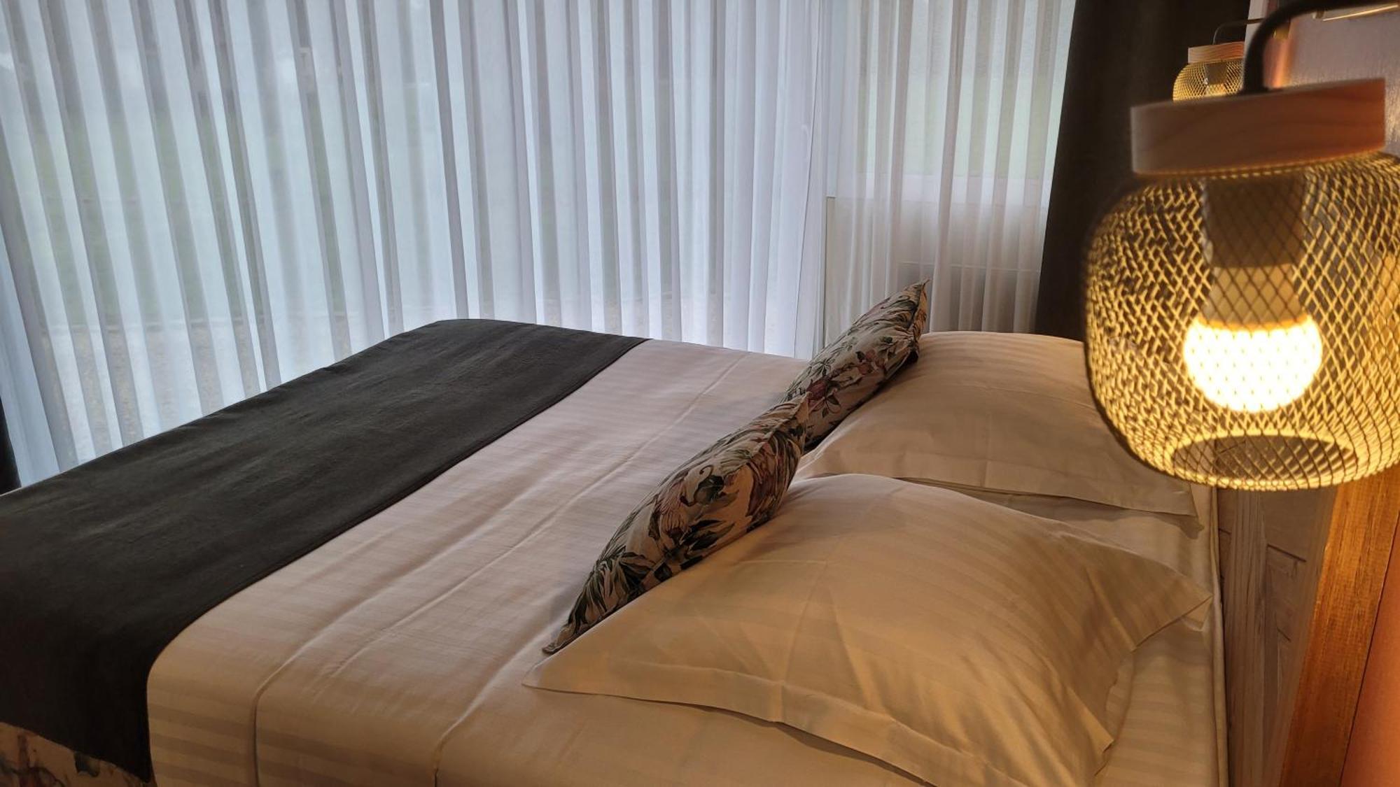 Logis Hotel La Croix Du Sud Le Tour-du-Parc Екстериор снимка