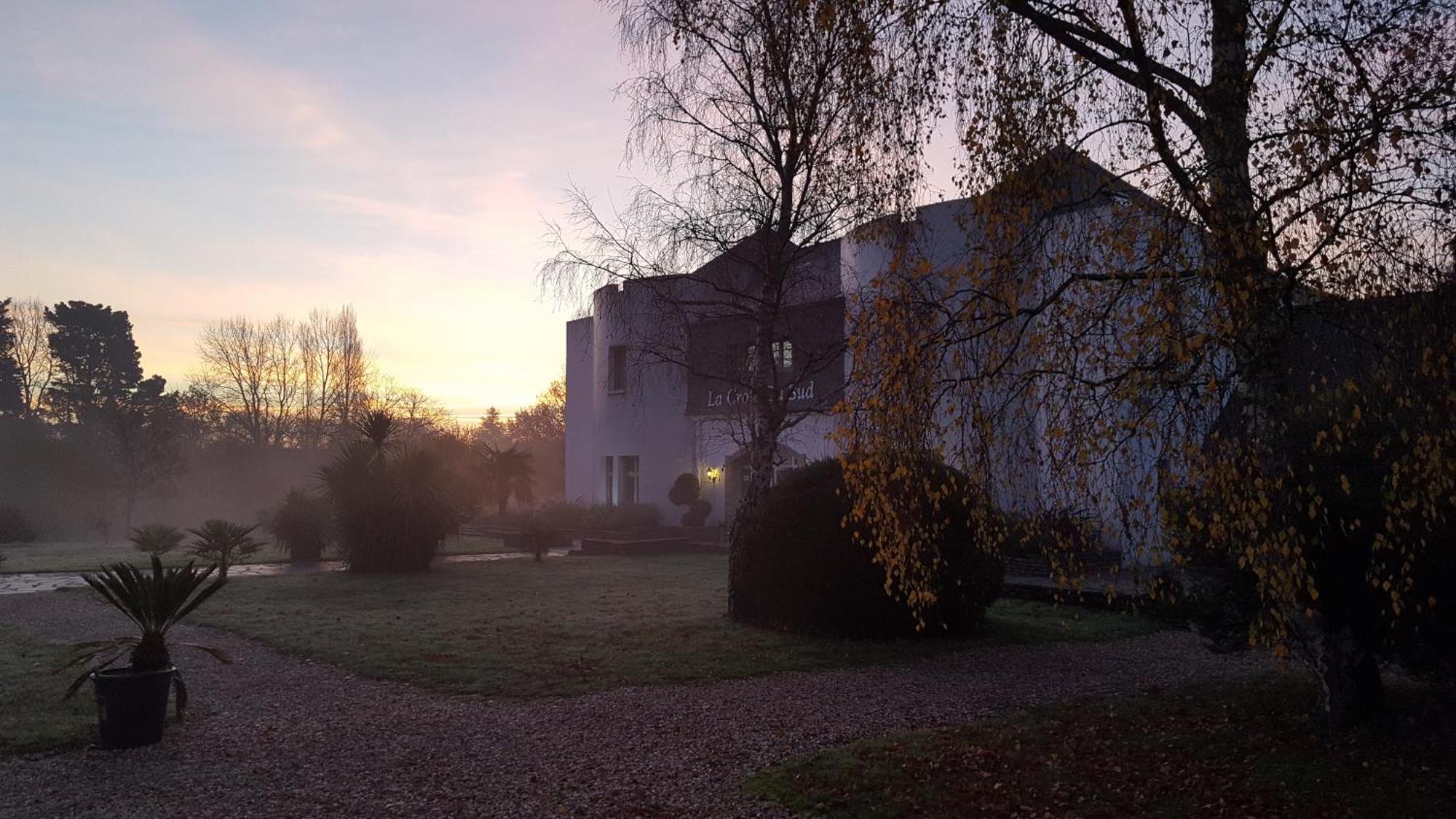 Logis Hotel La Croix Du Sud Le Tour-du-Parc Екстериор снимка